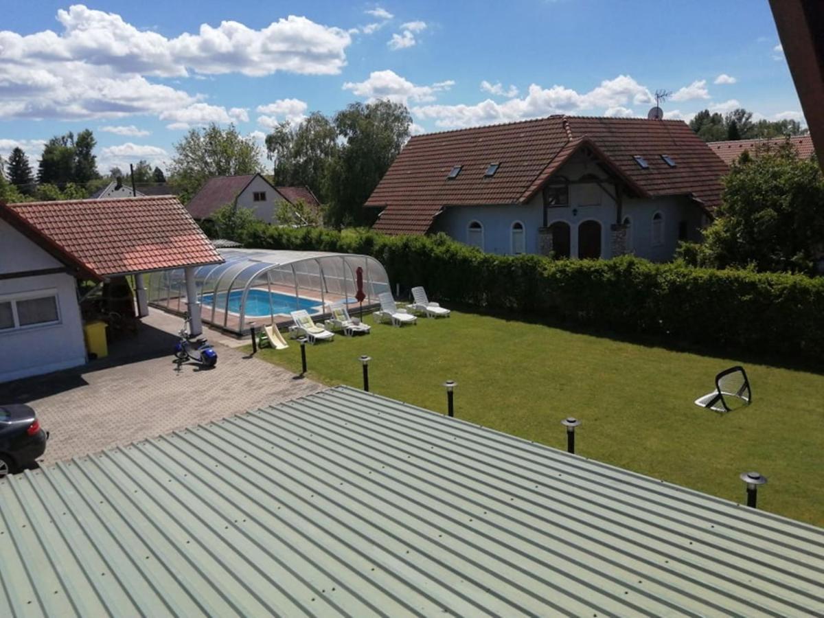 Schoenes Ferienhaus Mit Grossen Pool 250 M Vom Balaton Balatonmáriafürdő Exterior foto